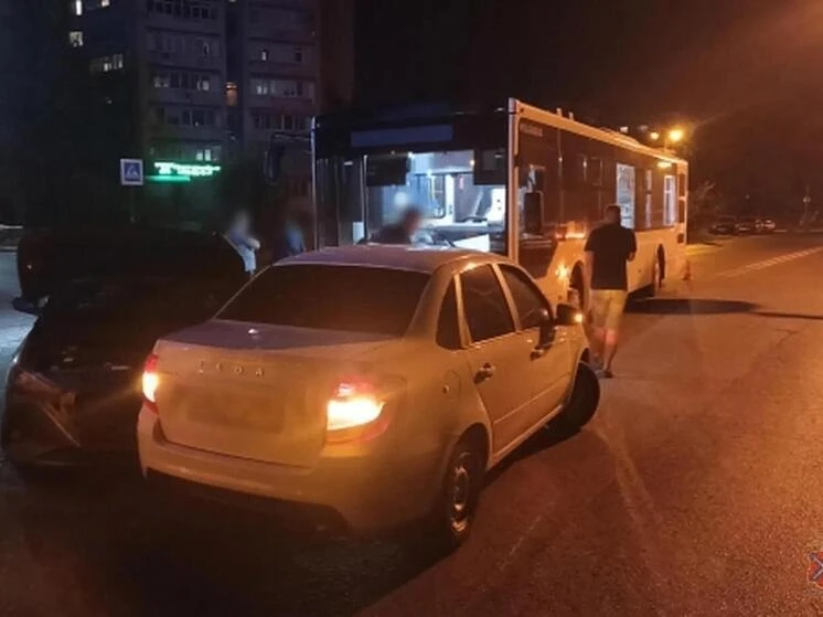 Под Волгоградом "Хендэ" столкнулся с автобусом и "Ладой", пострадали дети