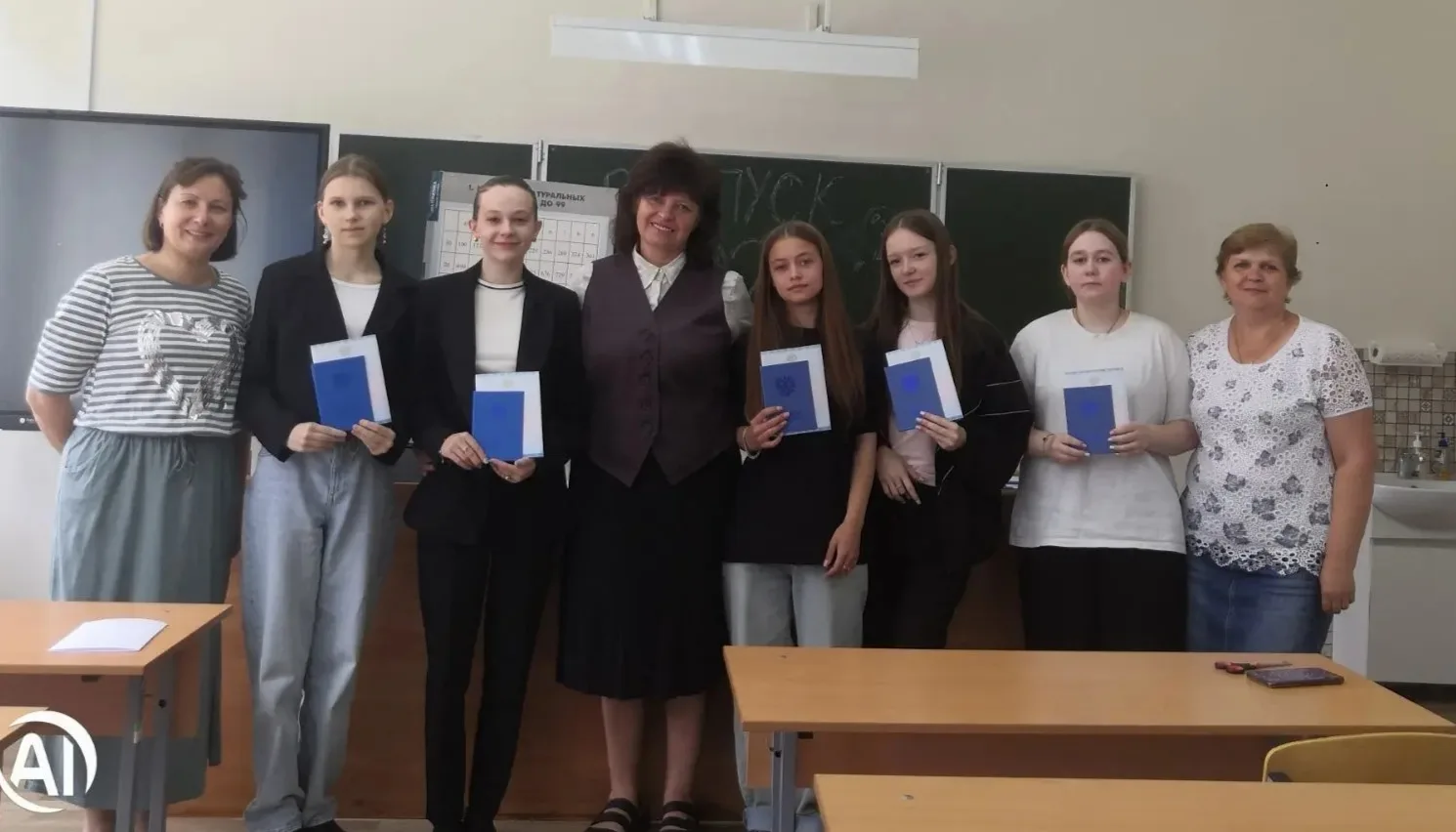 🎉Торжественный момент: вручение аттестатов выпускникам 11 и 9 классов!🎉