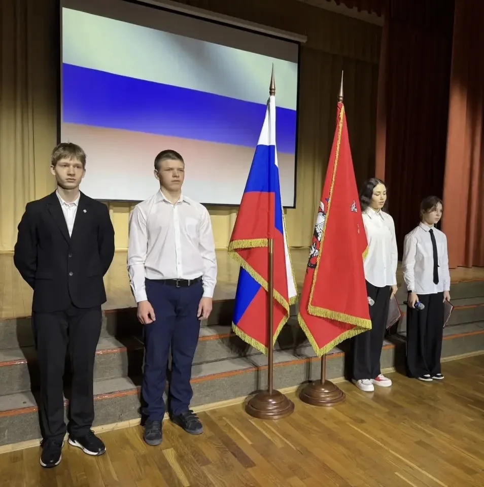 🇷🇺Каникулы завершились, и наша неделя традиционно началась с торжественной церемонии поднятия Госуда
