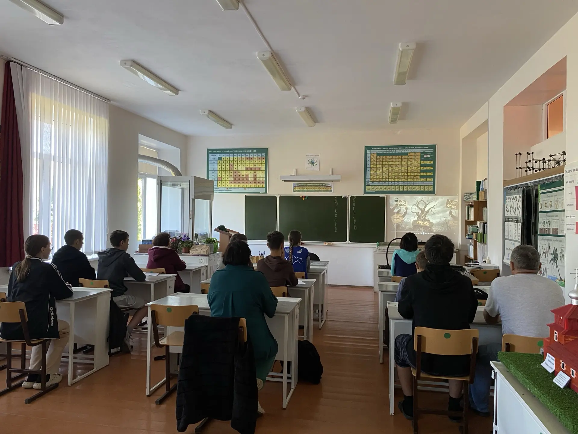 Сегодня, в школе обучающиеся посмотрели видеоролик «Язык, который объединяет: как сленг мешает нам б
