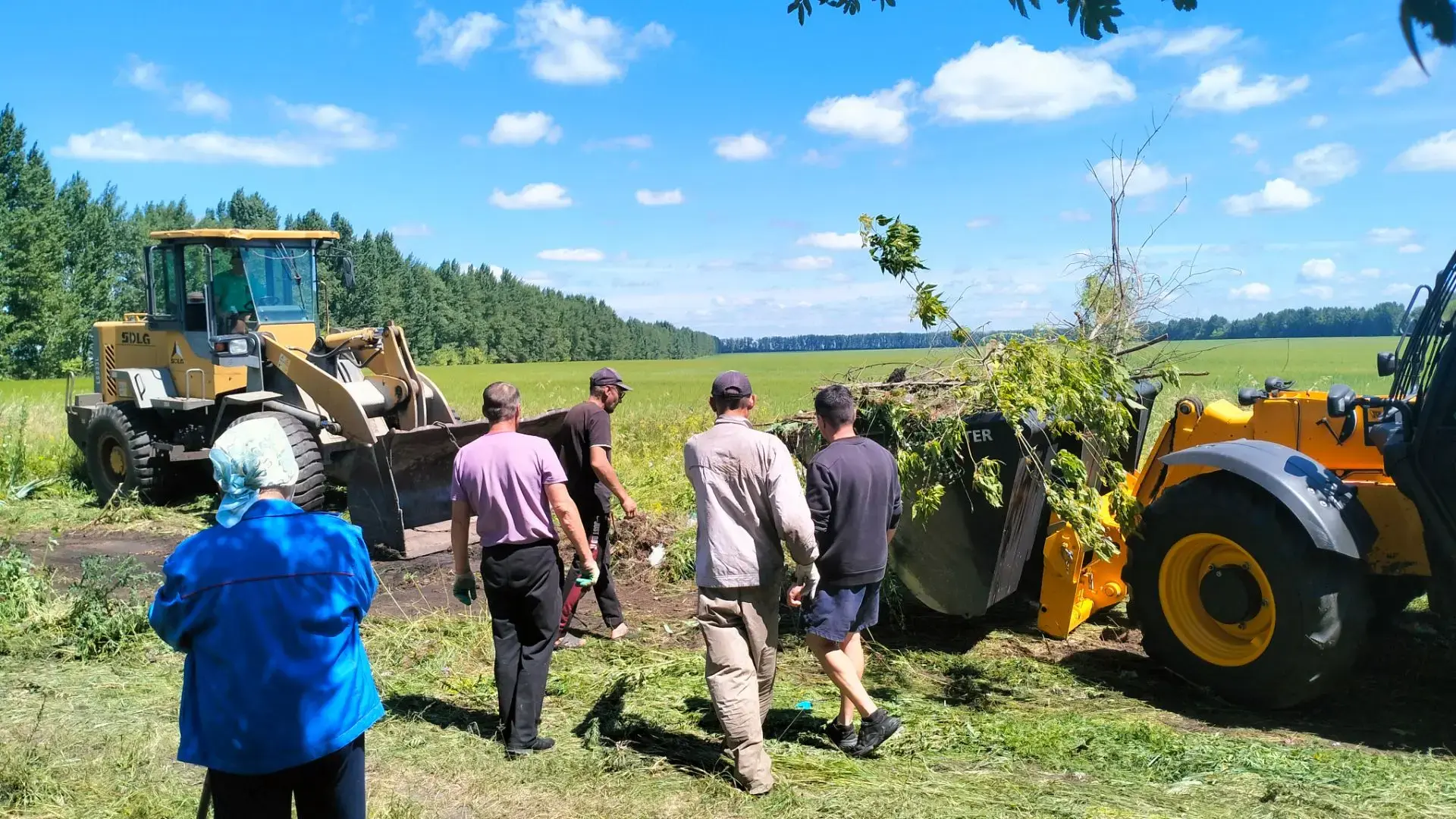 🧹 В селе Михайловка Жердевского муниципального округа состоялся субботник.

Жители поселка Рымарево
