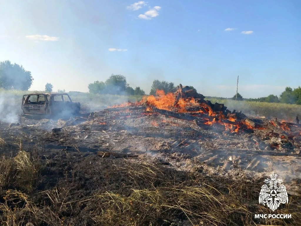 Два нежилых дома и автомобиль сгорели в Верховажском округе из-за газового баллончика 

Пожар произо