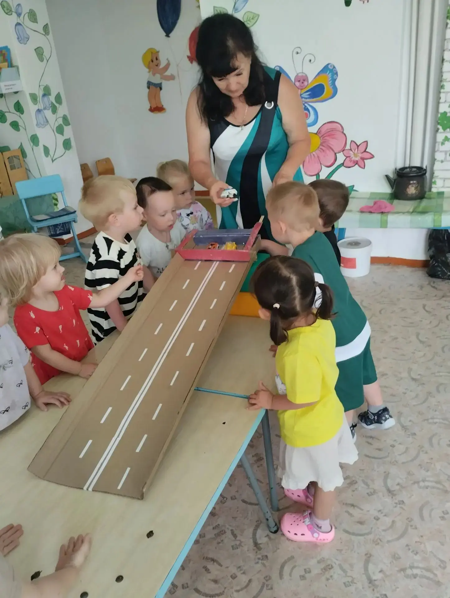 Играем в «Гонки» с пользой! 🔬 Сегодня малыши из группы "Ромашки" исследовали, как накл...