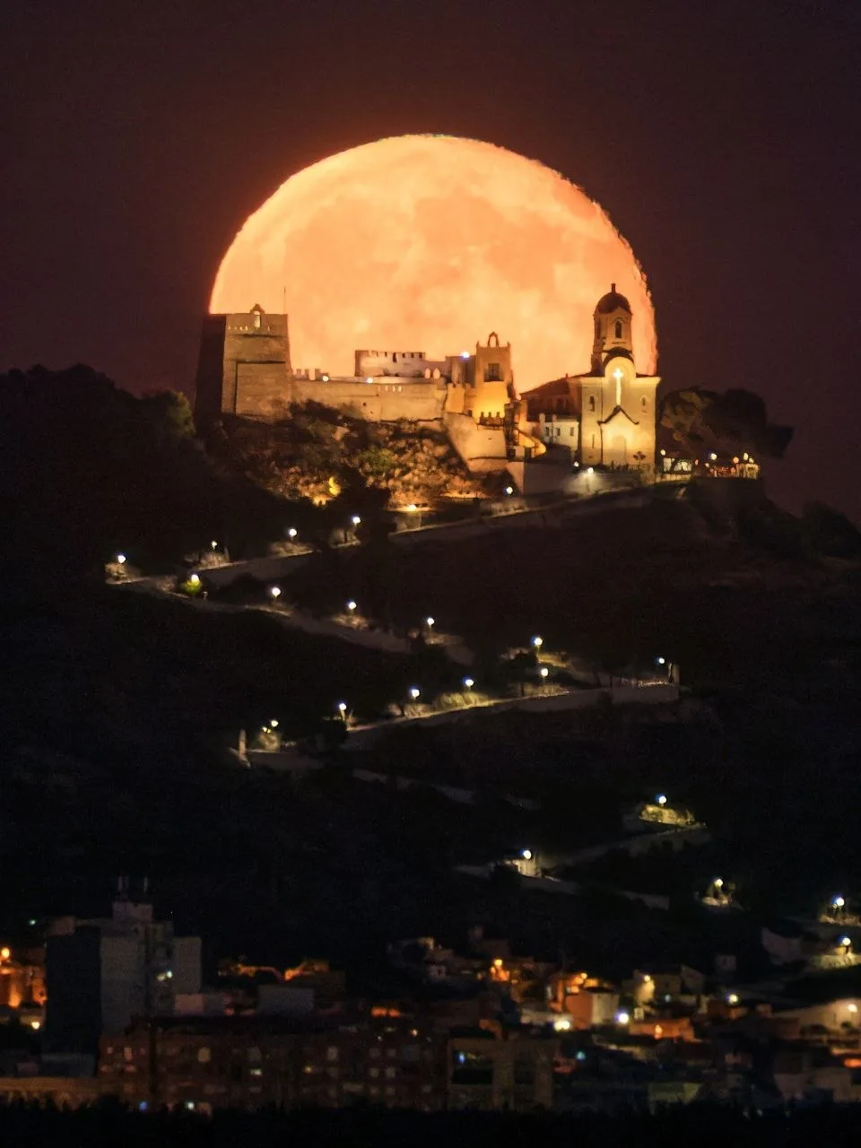 🌖 Почти полная Луна (97,1%) над замком Кульера, Валенсия.