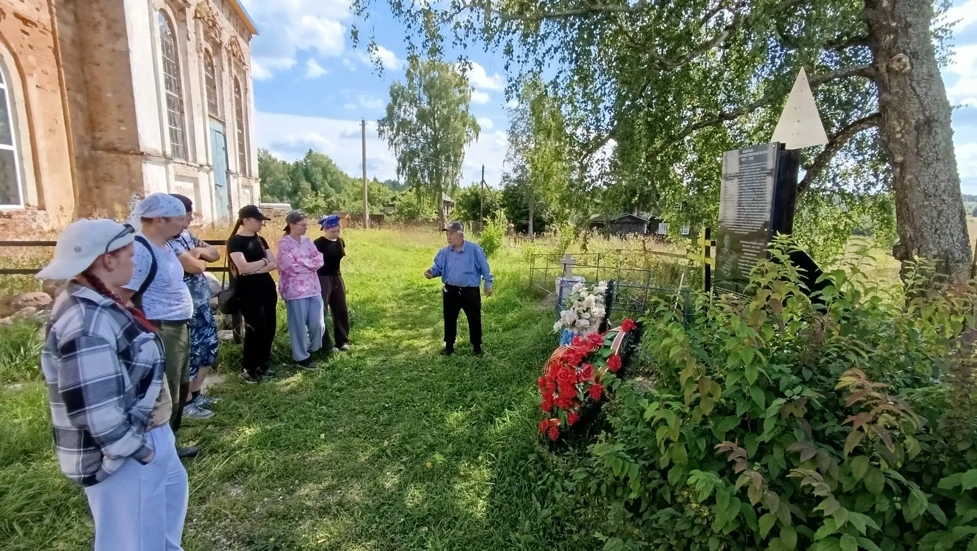 Совершили экскурсию в деревню Мартюшино, где добрые люди своими силами восстанавливают церковь Воскр