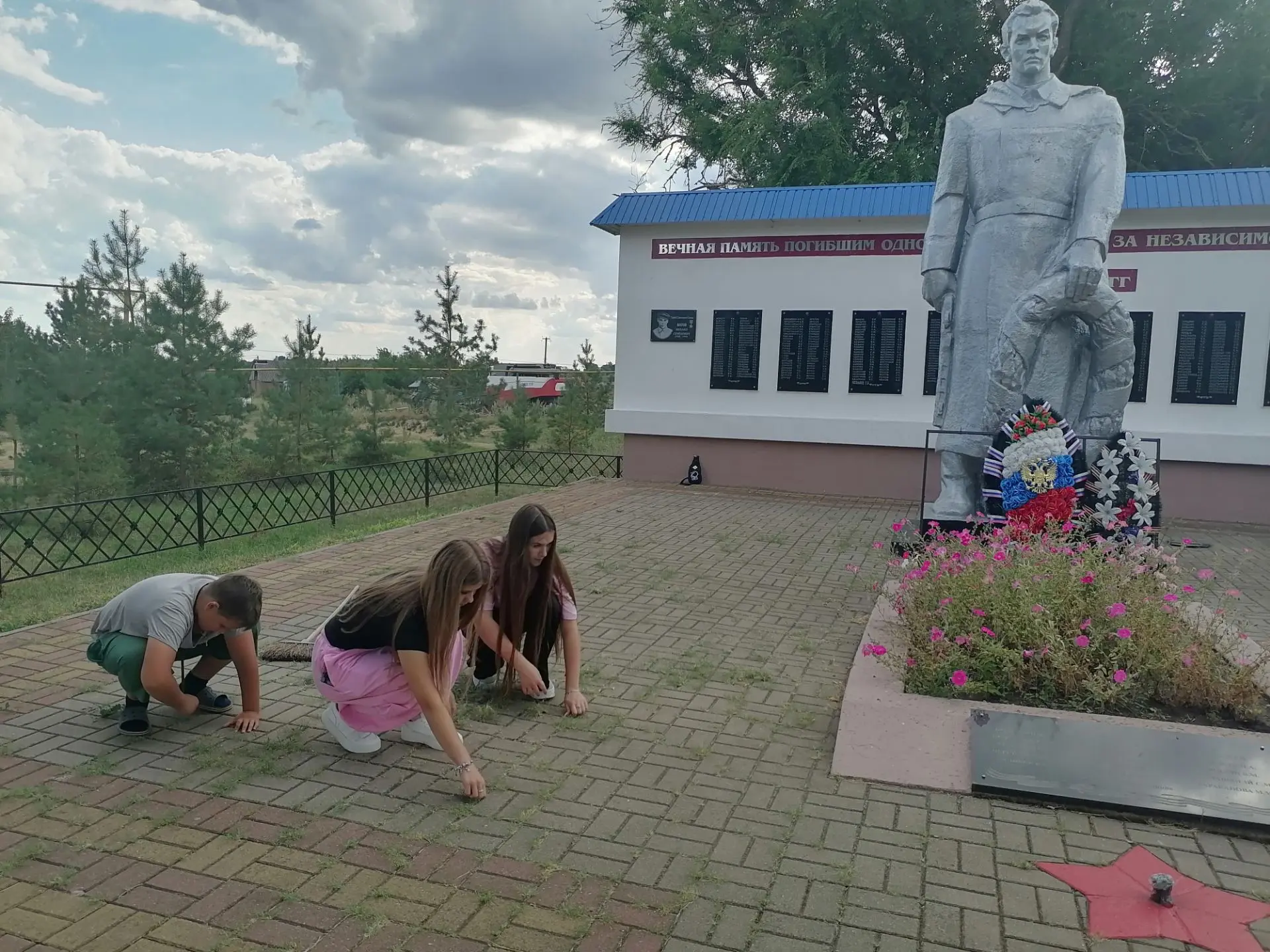 Волонтёрский отряд нашей школы «Милосердие» организовал уборку у Братской могилы погибш...