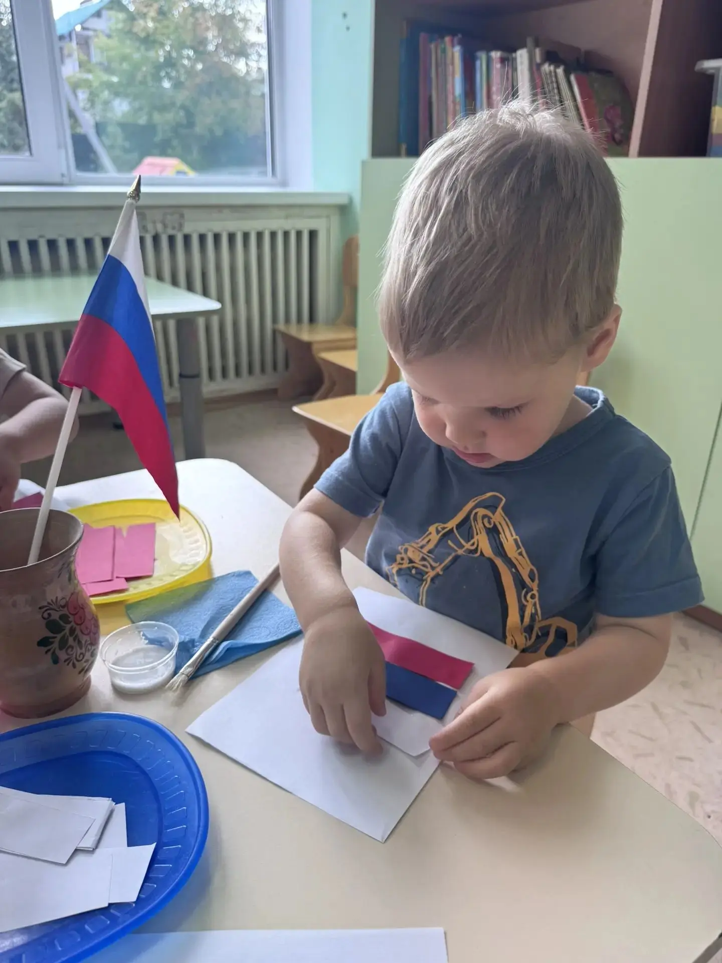 🎨 Творчество и знакомство с традициями: в преддверии Дня российского флага малыши расс...