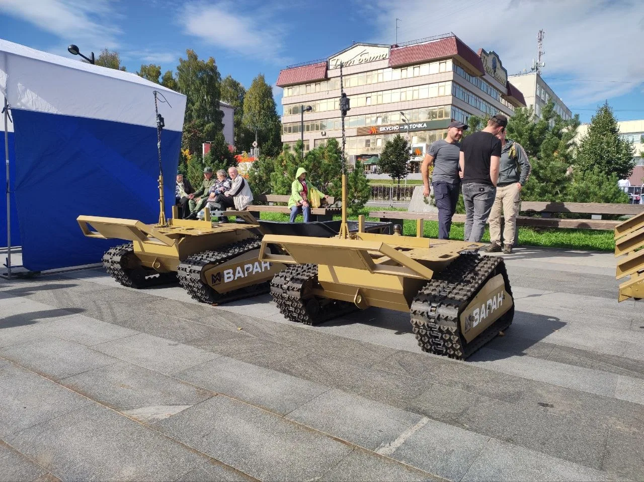 На площадке «под часами» проходит праздник от Росгвардии.