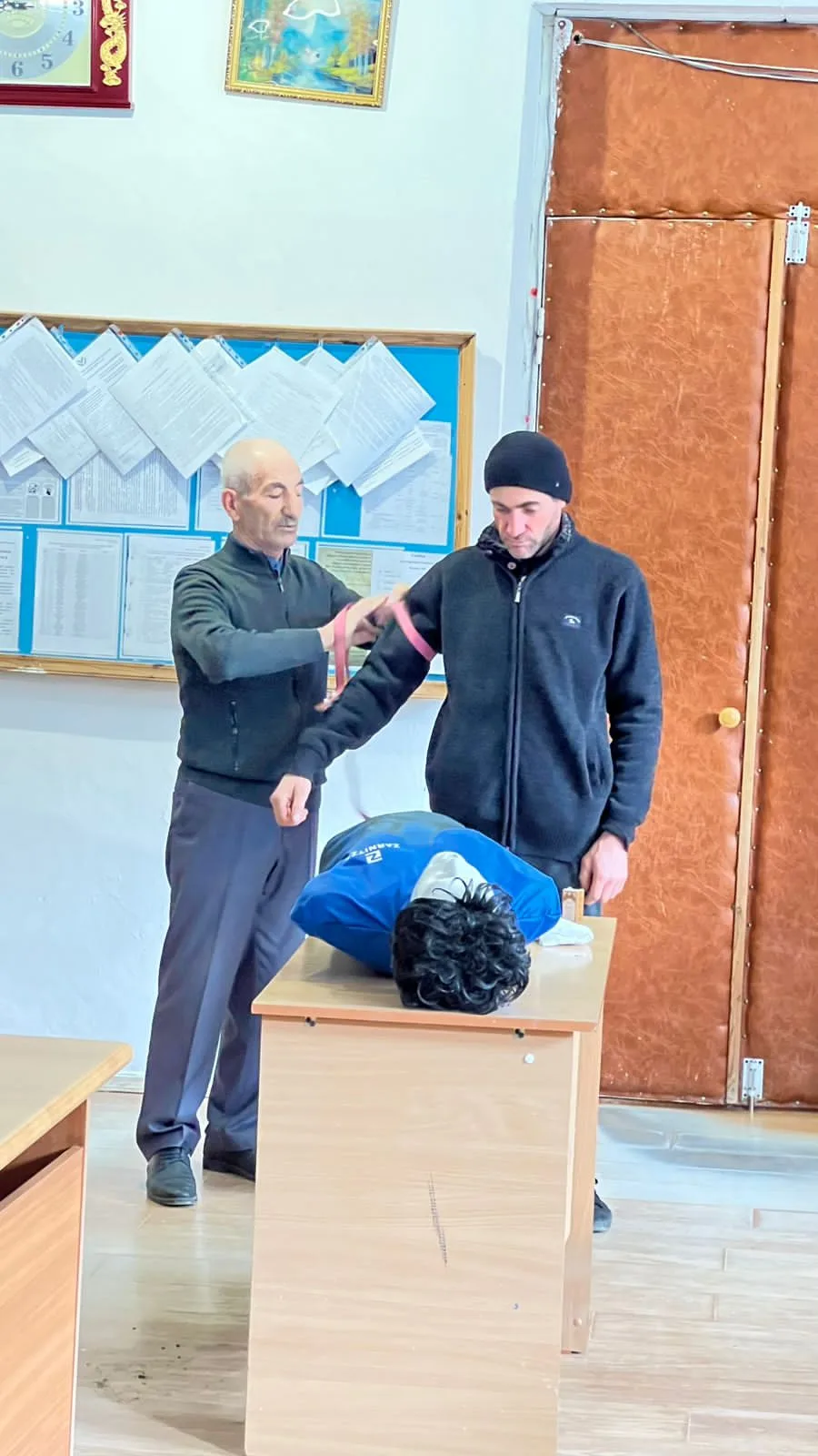 В рамках подготовки населения и сотрудников приемам оказания первой помощи в РД, в Кара...