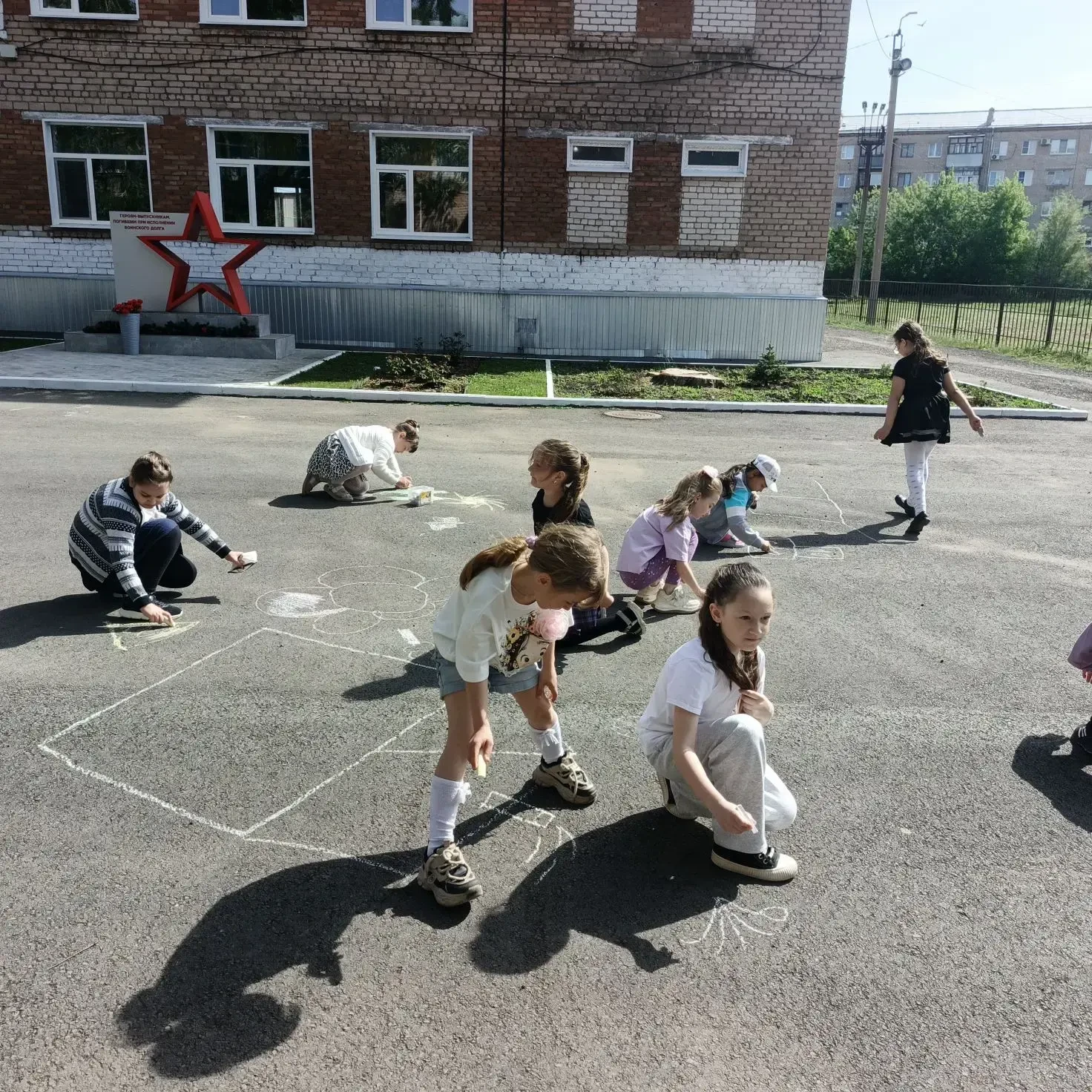 Солнечные улыбки и яркие краски на асфальте! 🎨 Сегодняшний день был наполнен смехом, звонкими голоса