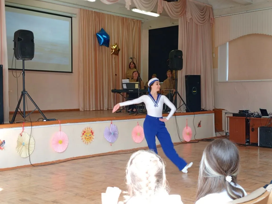 🎼🪗В преддверии 9 мая в нашей школе звучали песни Победы!  30 апреля для учеников и педагогов МАОУ Шк