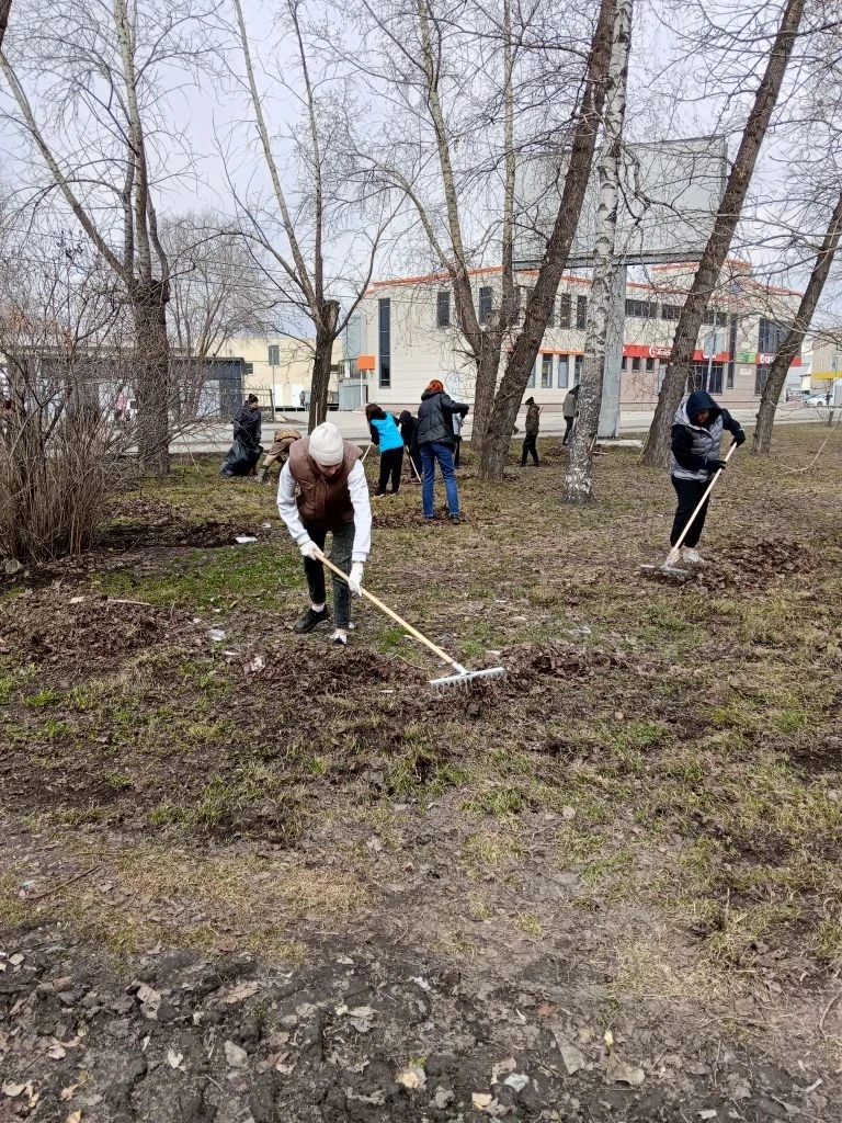 🍂🧹В Бийске полным ходом идут весенние субботники ⁣ В городе активно приводят в порядок общественные 