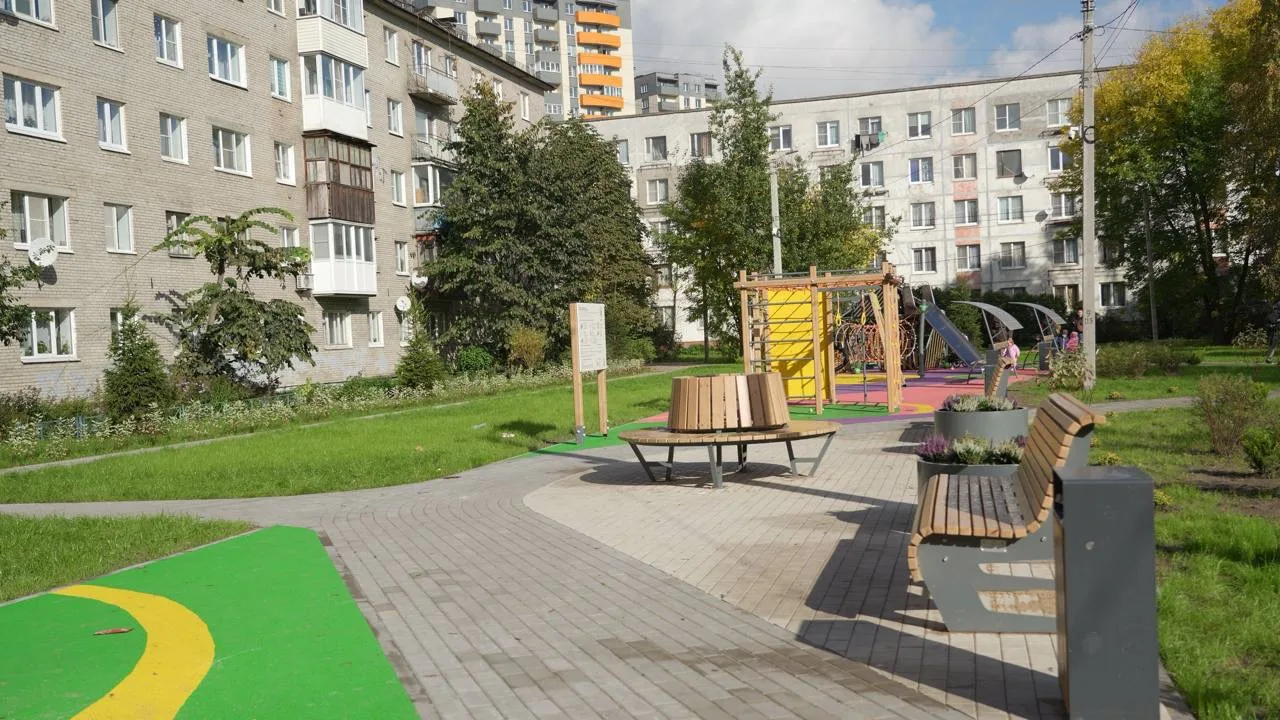 Работы по благоустройству дворовой территории между домами № 36, 37 и 38а в 1-м микрора...
