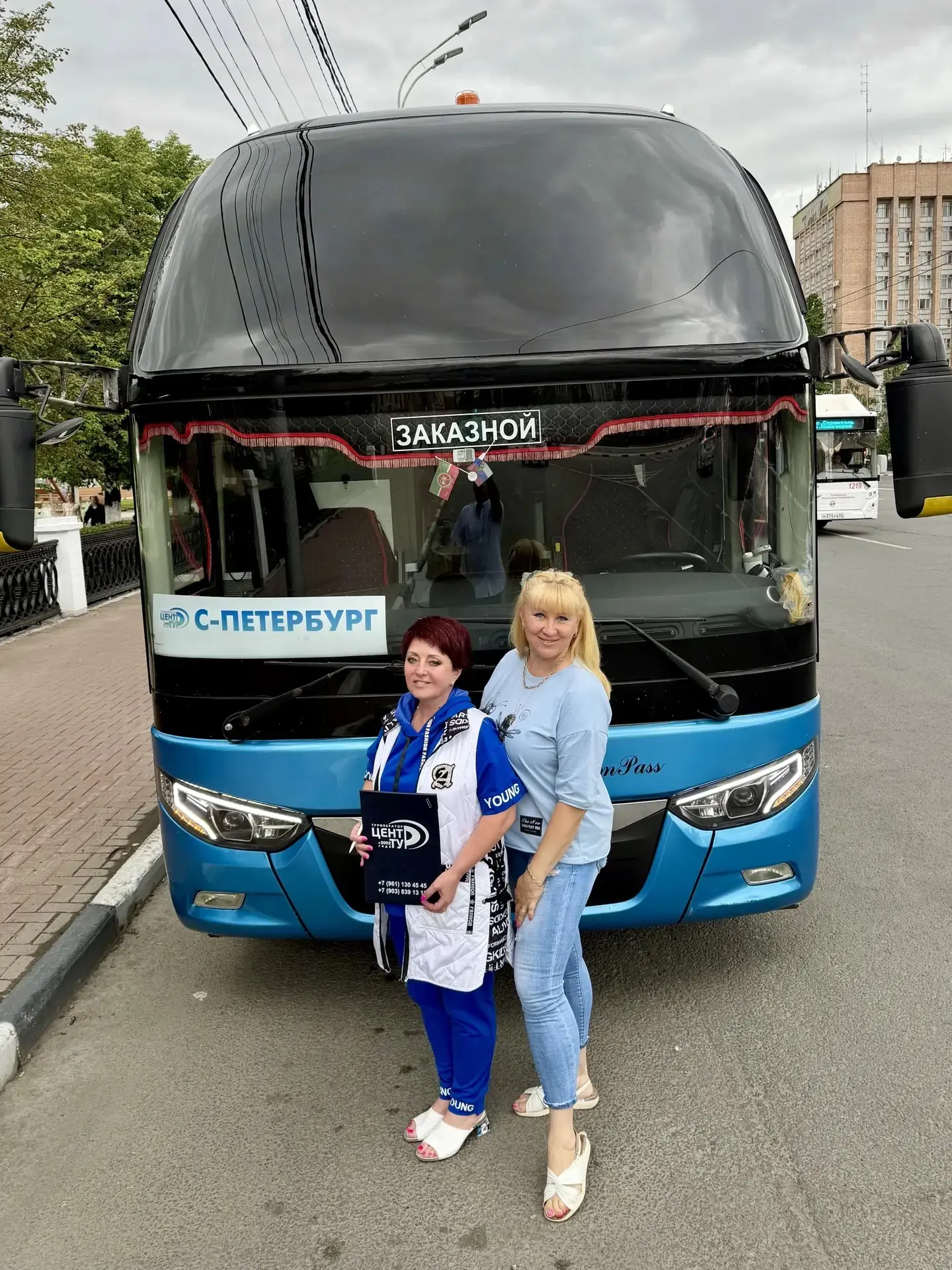 В кадре сразу две отправки 🚌 автобусов на маршруты 👌
✅ 18 июня вечер - Дворцовое ожерелье Санкт-Пе