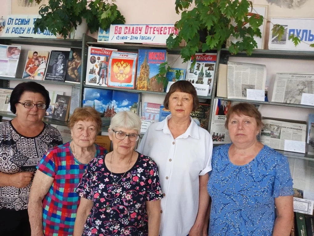 День России в библиотеке 🤍💙❤️                                
   В Центральной библиотеке ко Дню Р