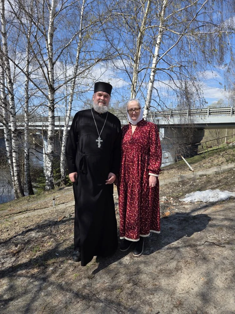 Воскресенье, 3 мая, в нашем Быдреевском Крестовоздвиженском монастыре  На фото с моими прихожанами в