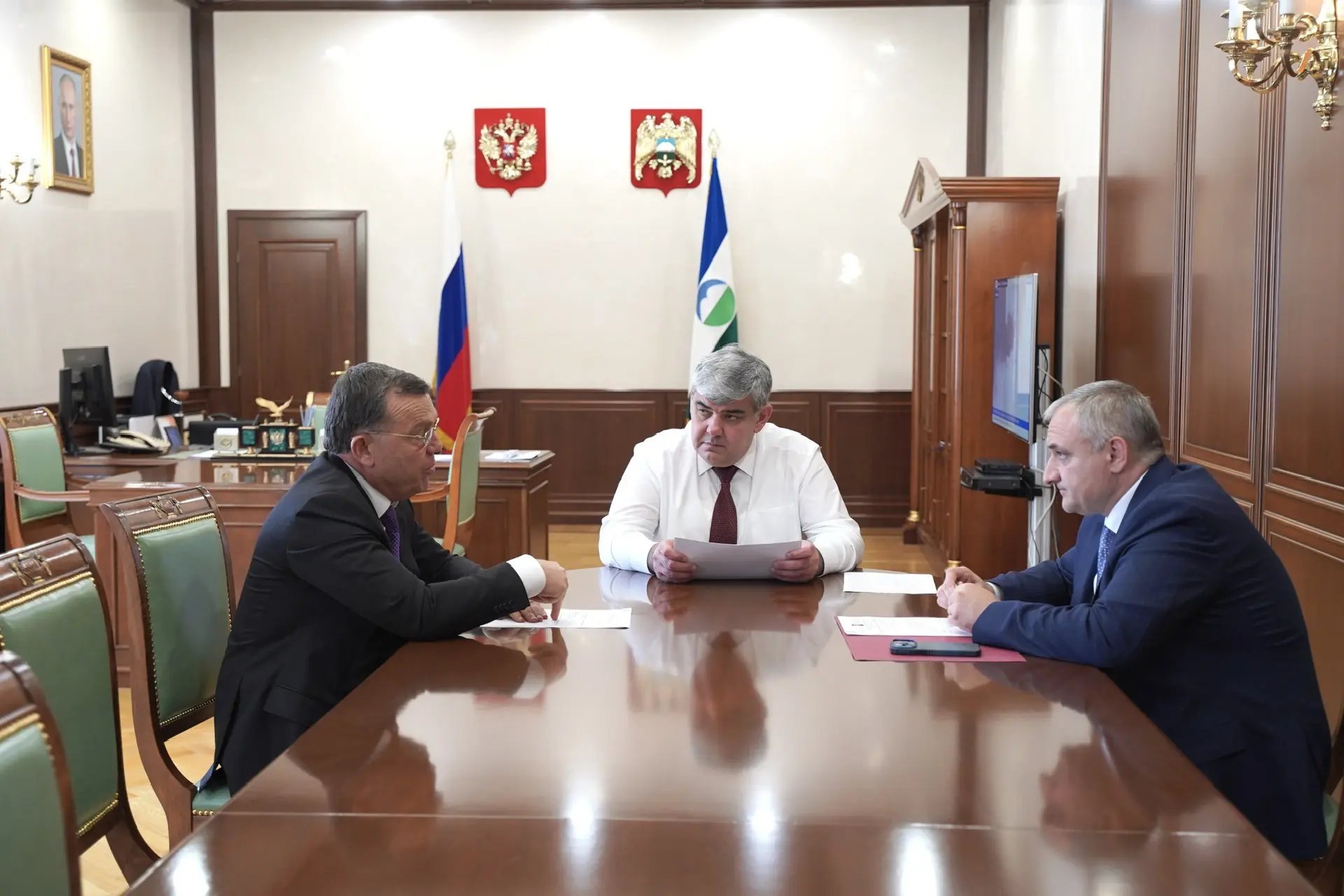 Провел рабочую встречу с министром транспорта и дорожного хозяйства республики Асланом ...