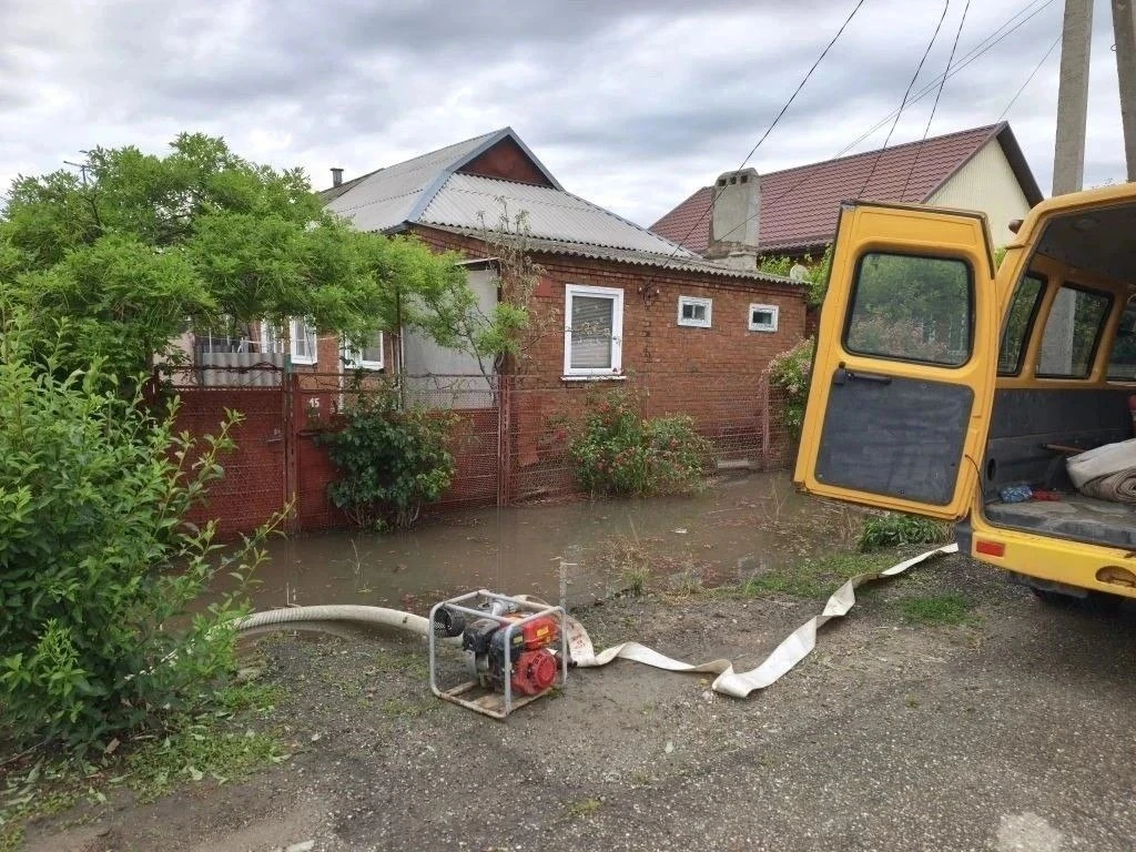 🌧 Сильный дождь затопил дворы в станицах Кубани.
