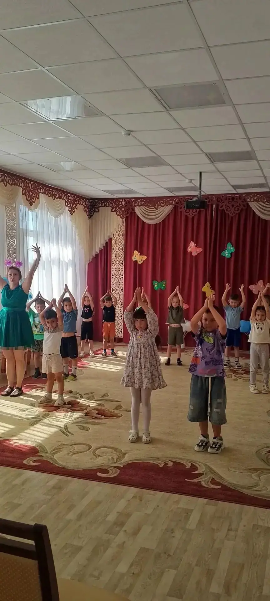 Бабочка-красавица принимала поздравление,