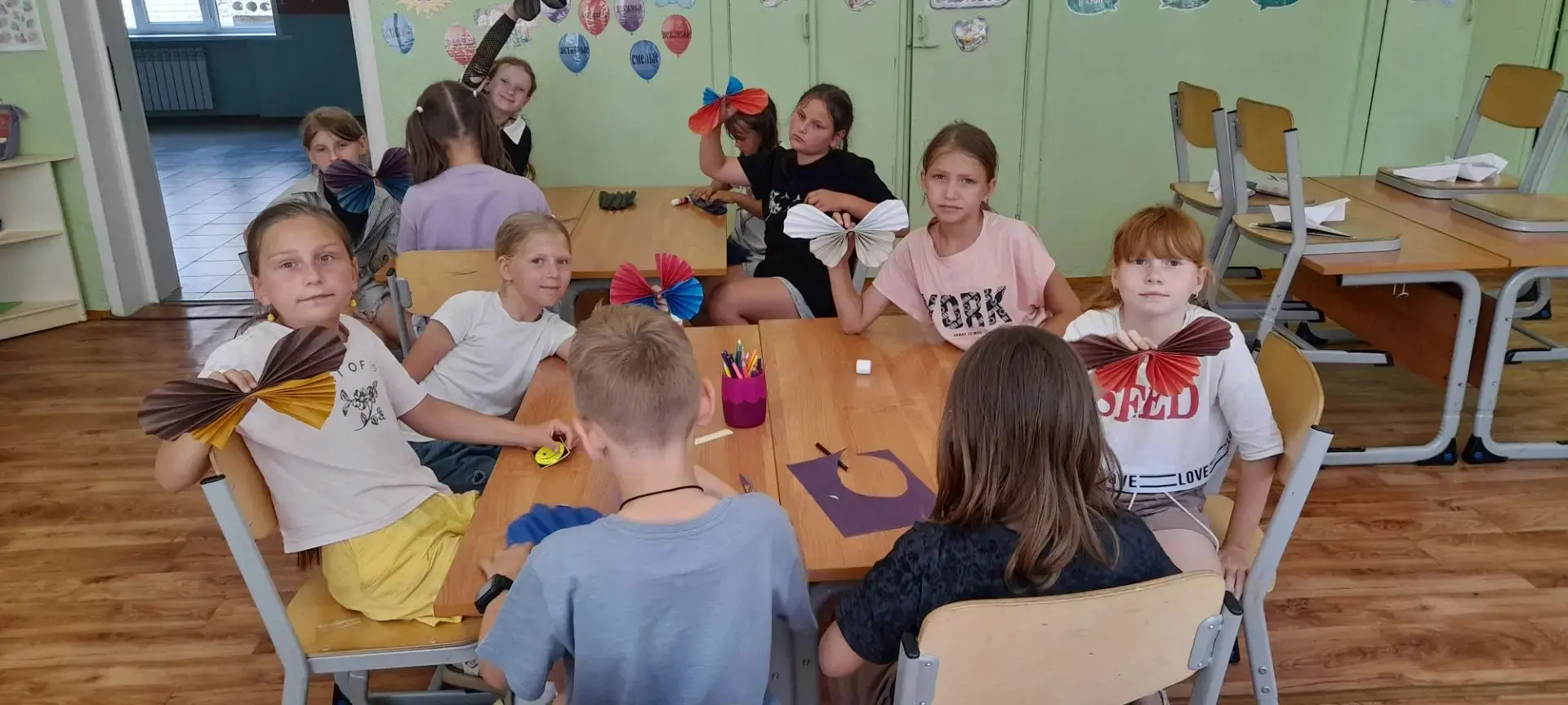 В нашем лагере прошёл день творчества. Ребята учились делать поделки из бумаги "ОРИГАМИ".    Особенн
