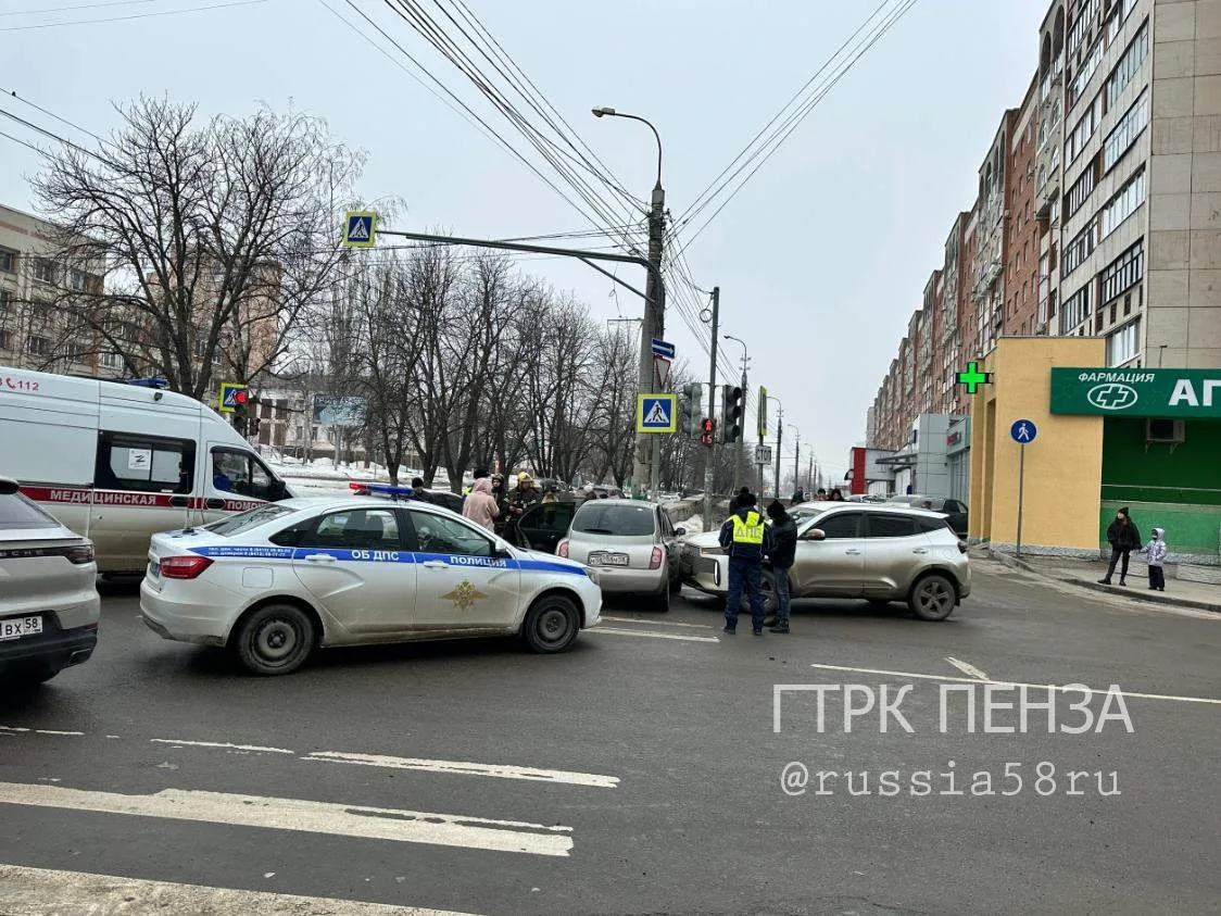 Крупное ДТП произошло на улице Пушкина в Пензе.  Кадры с места аварии прислали наши подписчики. По с
