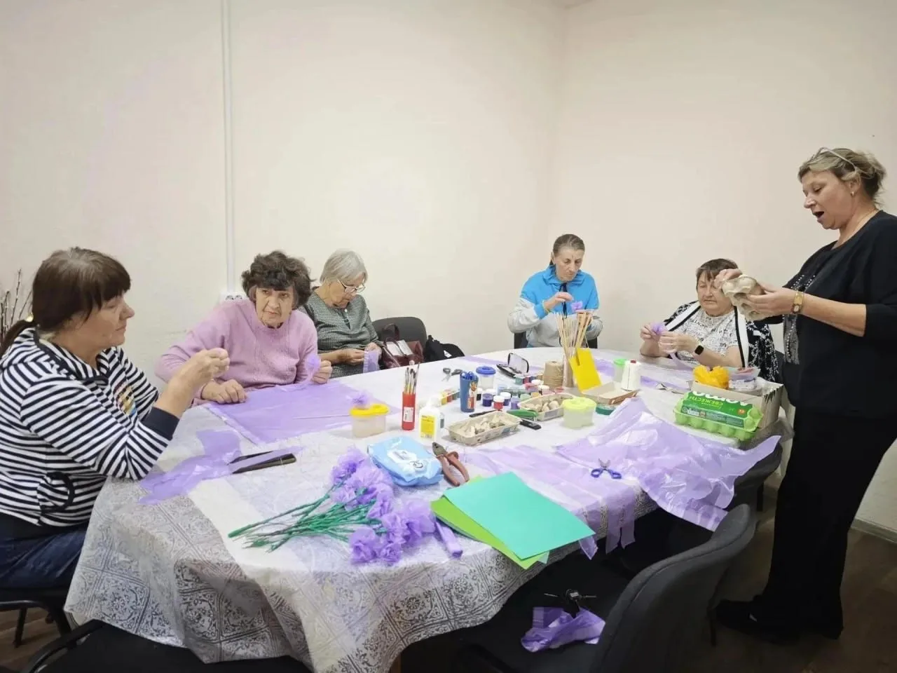 Для пожилых мариупольцев провели творческий мастер-класс