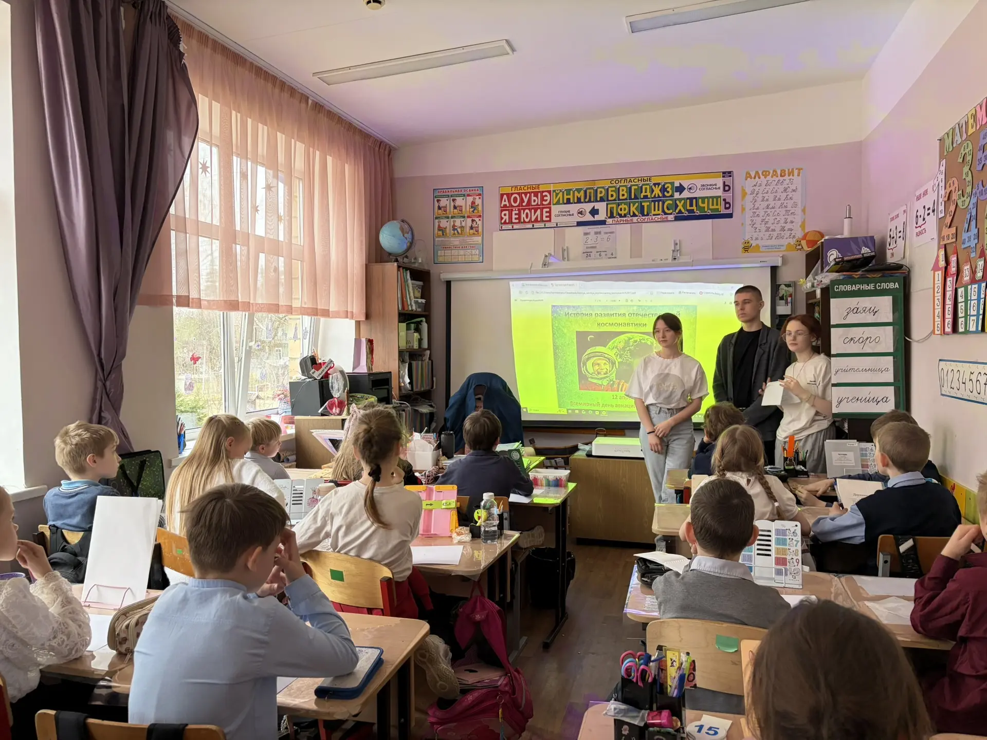 ✨ Космическое путешествие вместе с 10-м классом! ✨  Сегодня наши старшеклассники под чутким руководс