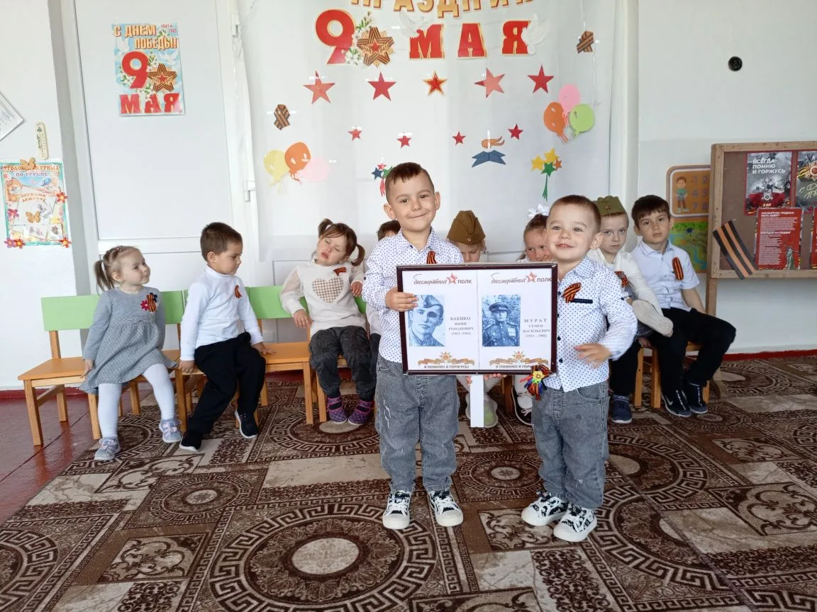 "День Победы в мае  
Мы, конечно, знаем.
И войны героев вспоминаем.
Этот день всегда в цветах,
Со сл