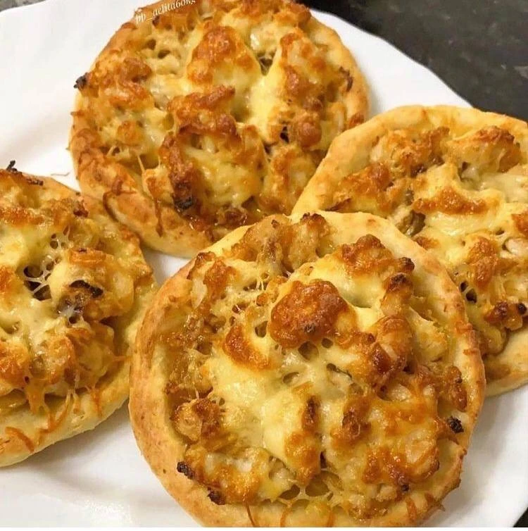ТВОРОЖНЫЕ ВАТРУШКИ С КУРИЦЕЙ 😋
⠀
Это просто нереальная вкусняшка, и я очень рекомендую приготовить