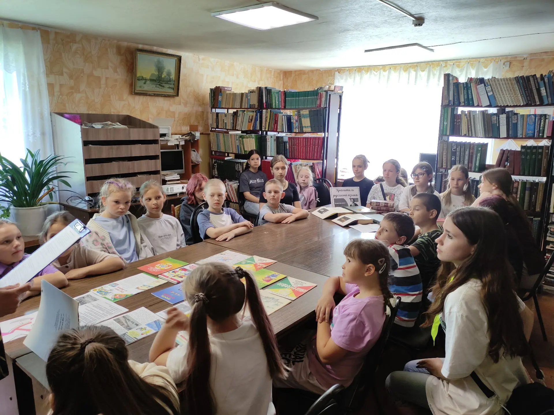 Познавательно-игровой час «Каникулы, каникулы – опасная пора»
Вместе с детьми библиотекари детской б