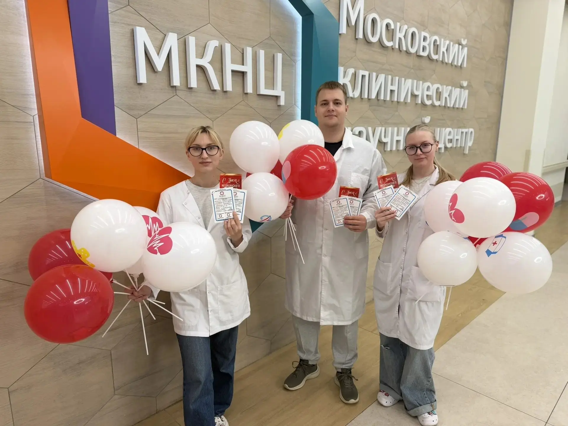 Забота и признание: волонтеры ДоброМед выражают благодарность медикам

В преддверии Дня медицинского