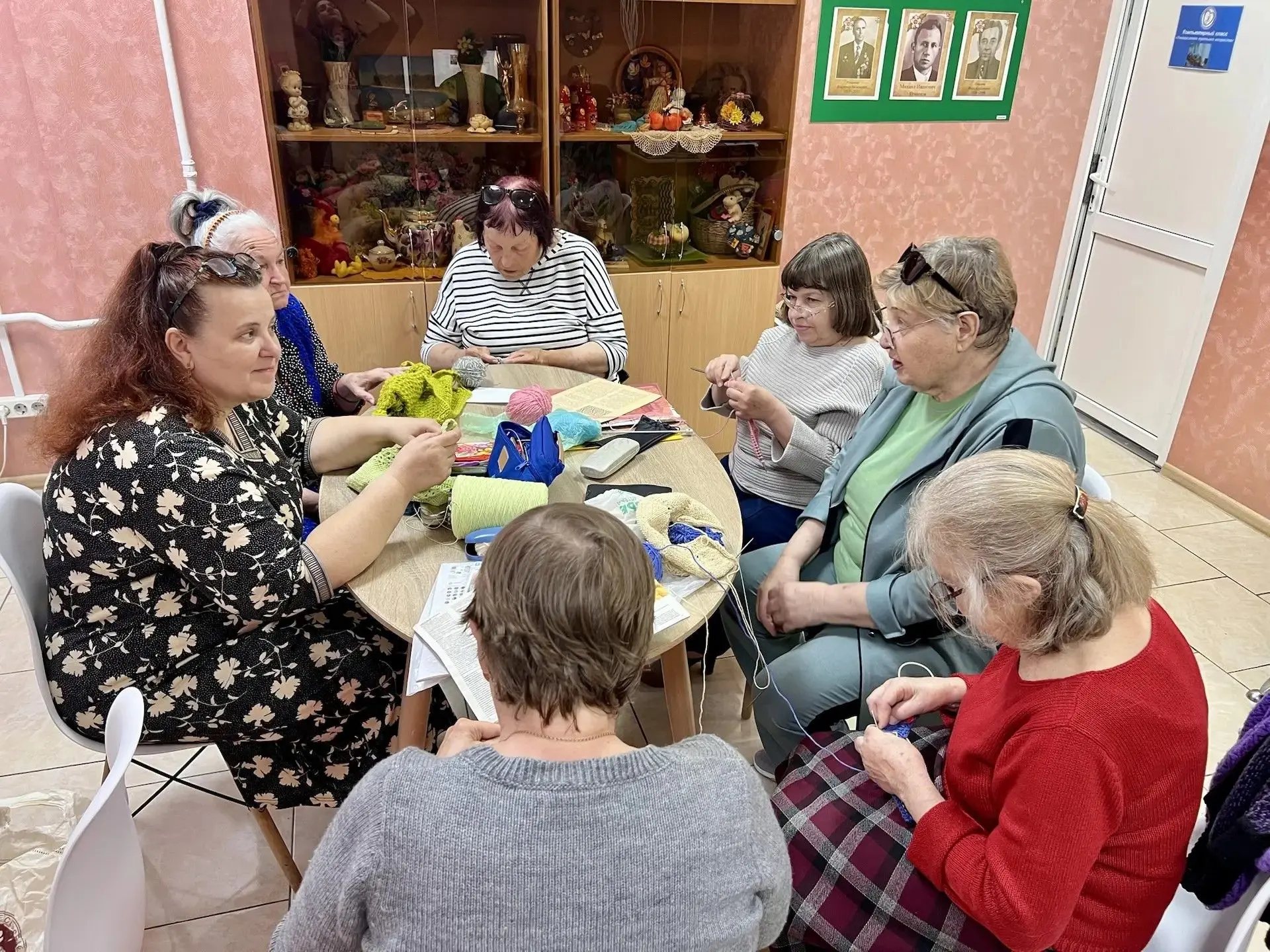 Тепло рук и сердец: занятие по вязанию в клубе "Ровесник"