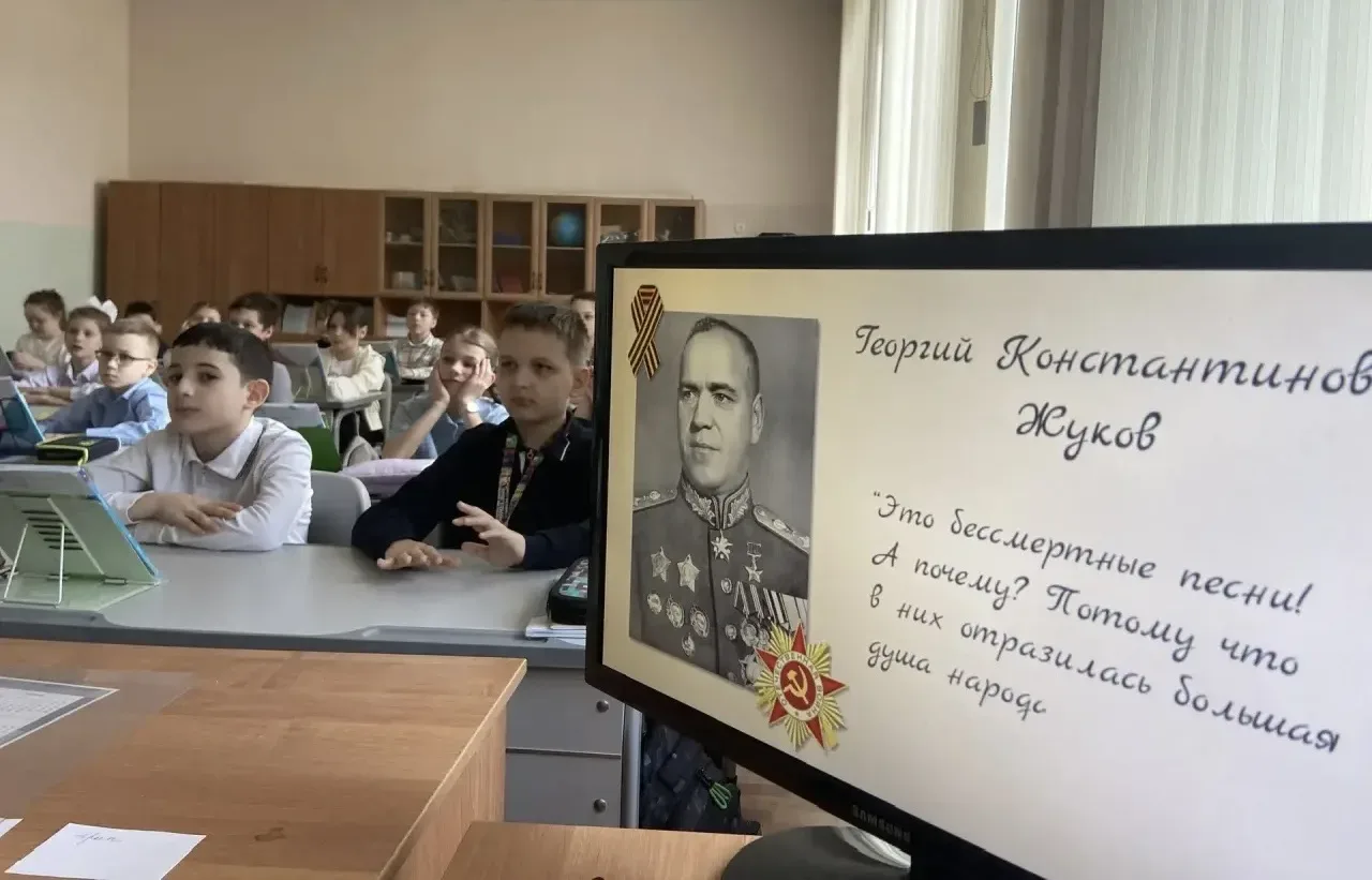 🇷🇺 Песни, которые приближали Победу  Сегодня в нашей школе прошло занятие из цикла «Разговоры о важн