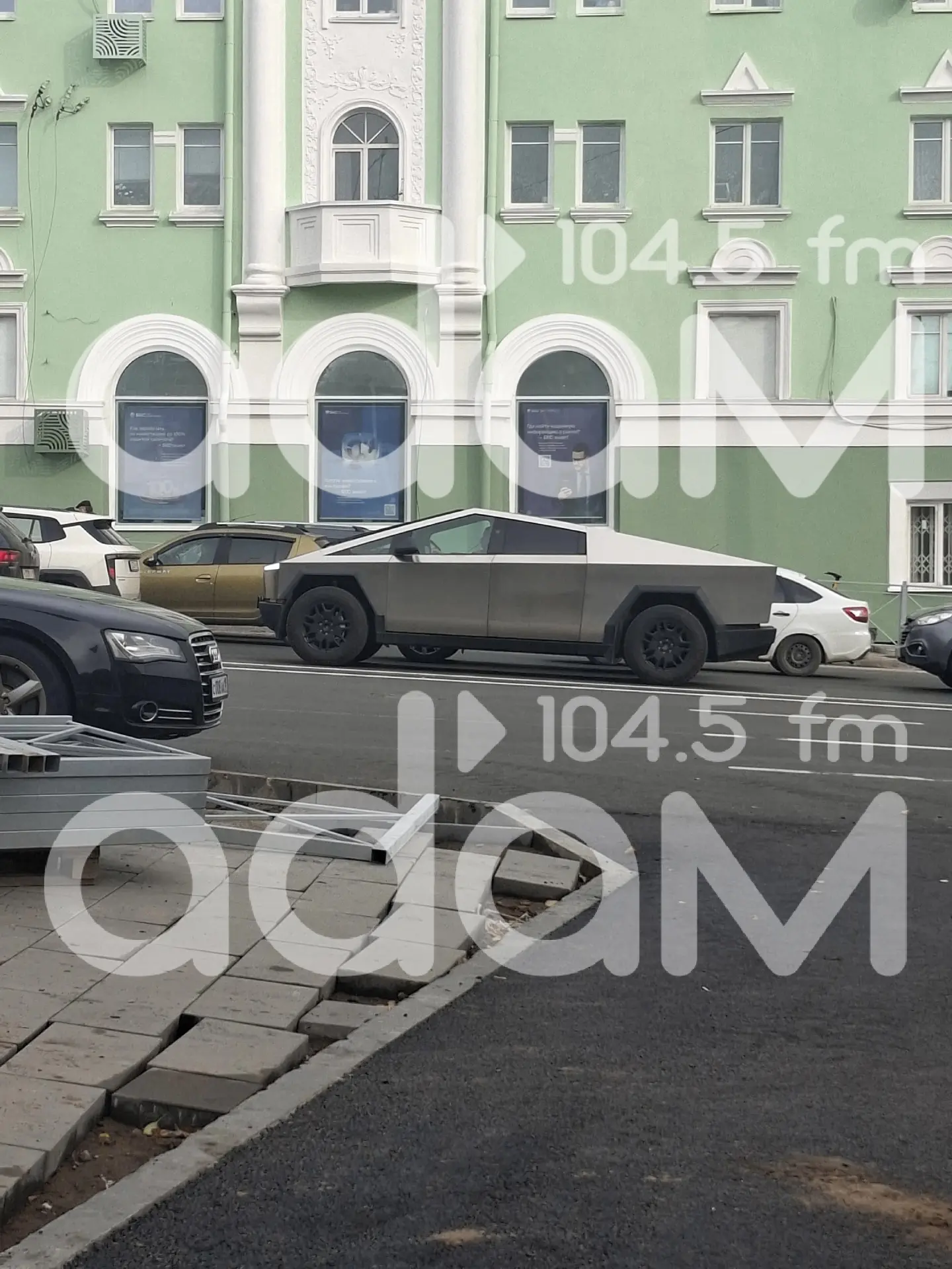 Как же Удмуртская похорошела!) Теперь по ней катает даже Tesla Cybertruck. НЕ НЕЙРОНКА!...