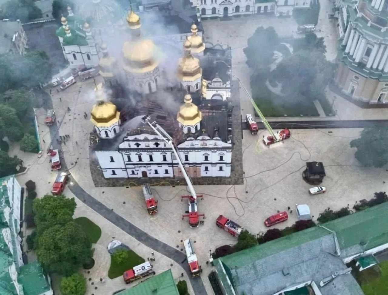 Этой ночью на Украине сгорела Киево-Печерская лавра.

По заявлениям киевского главаря, туда прилетел