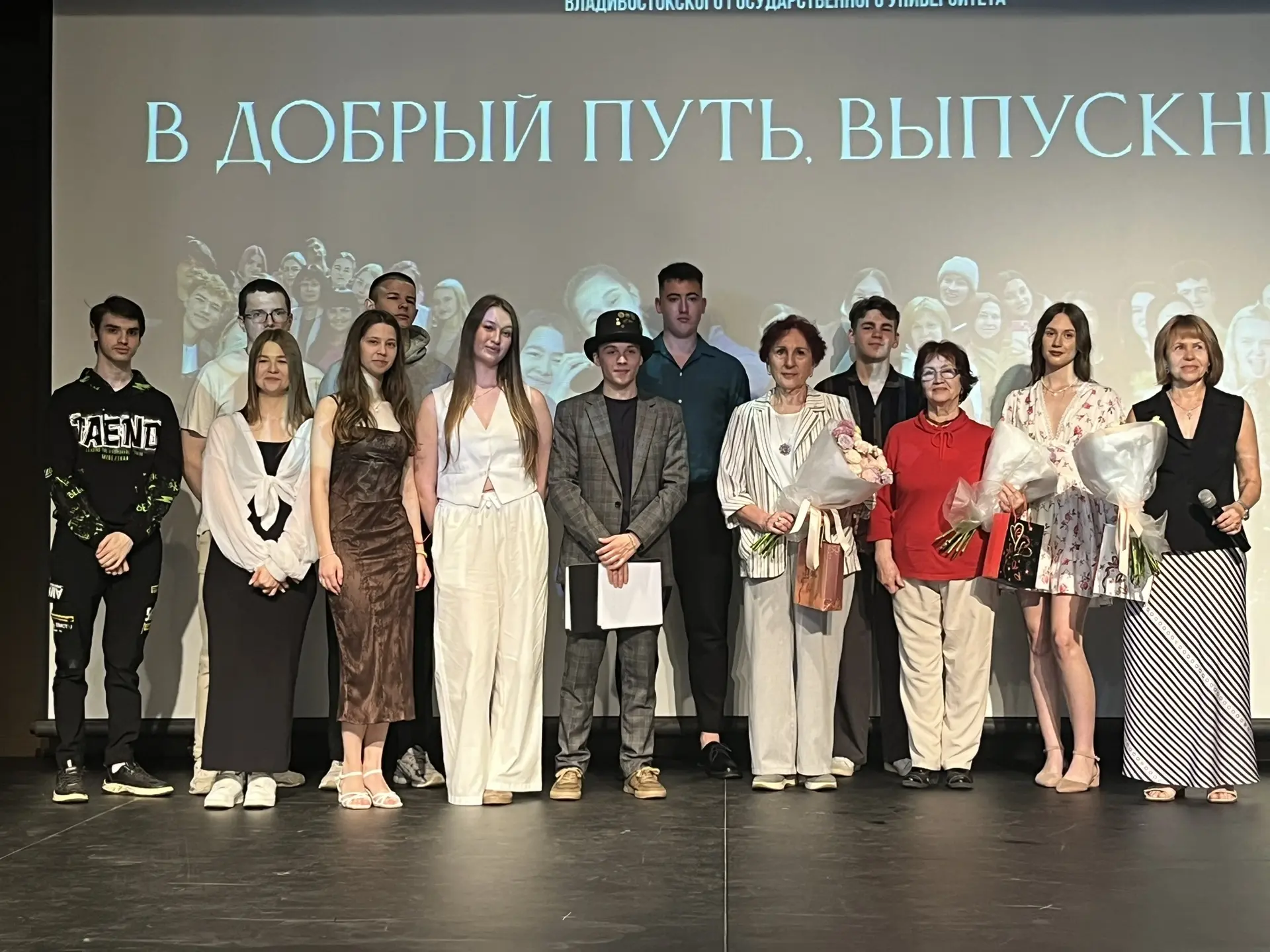 Выпускной состоялся! И это было по‑настоящему про людей. 💛

Столько эмоций, столько "спасибо", стол