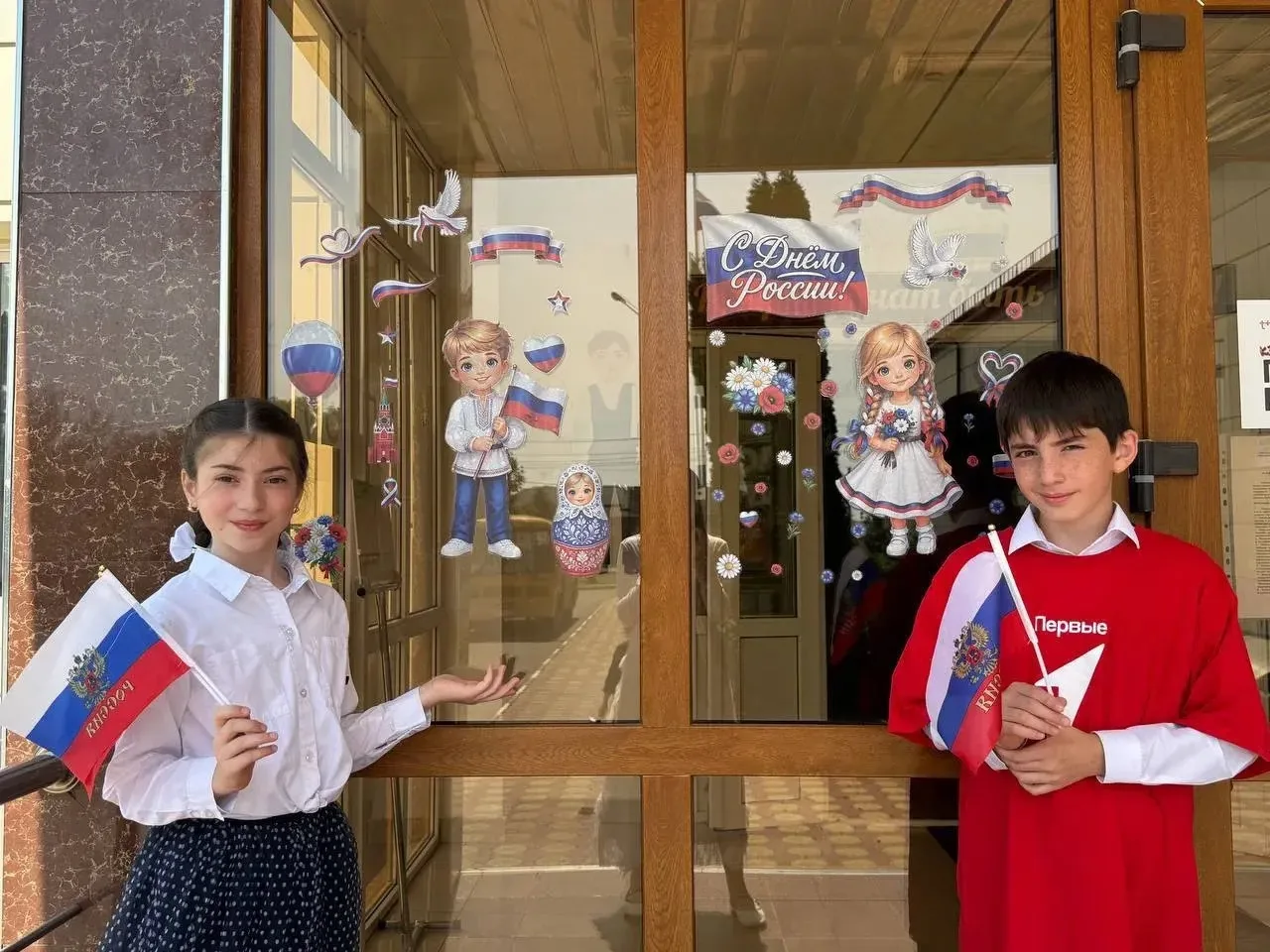 🇷🇺 Акция «Окна России» 🇷🇺

12 июня, в День России, учащиеся нашей школы приняли участие во Всеро