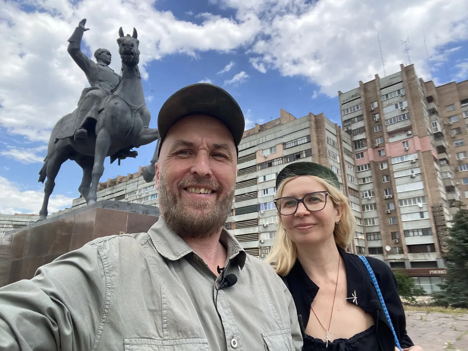 И вот, мы уже в Луганске. Любуемся его красотами и вдыхаем воздух цветущих лип! И делаем мы это вмес