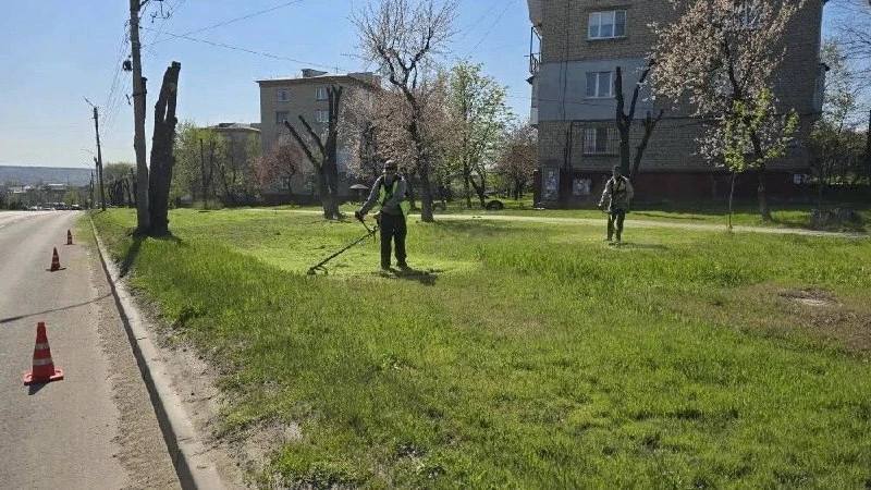 🌿 Глава Луганска поручила взять под жесткий контроль покос травы на территориях, прилегающих к учре