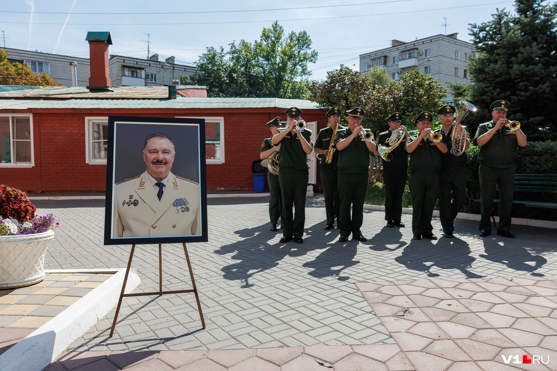 В Волгограде сегодня простились с внезапно умершим после юбилея экс-прокурором города Е...
