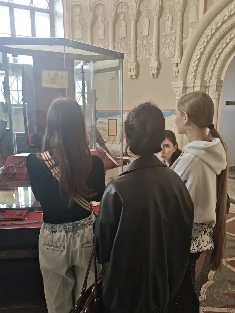 Путешествие сквозь века с 10Б классом 🏛️  Уроки истории не ограничиваются школьной доской. Учащиеся 