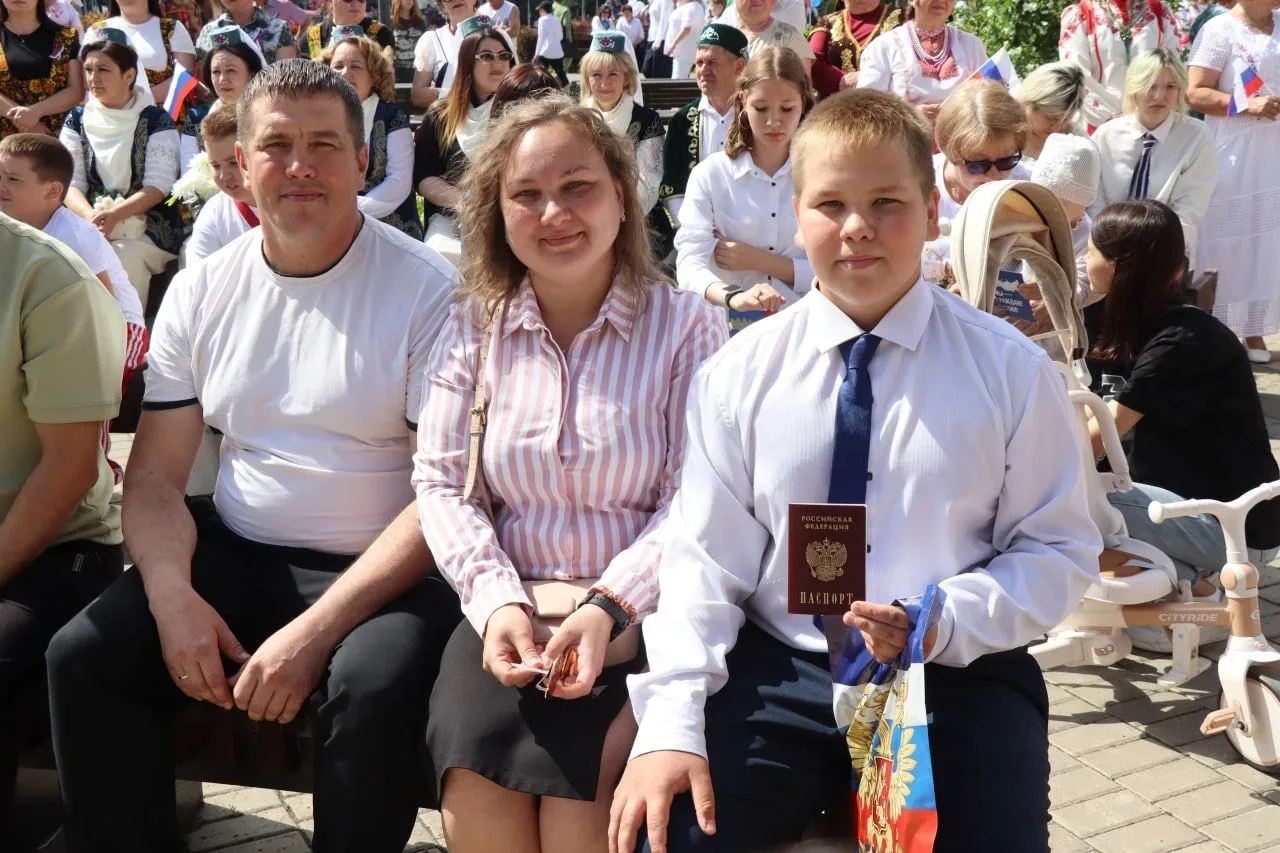 Главный документ страны с символом единства: юным нурлатцам вручили паспорта на центральной площади
