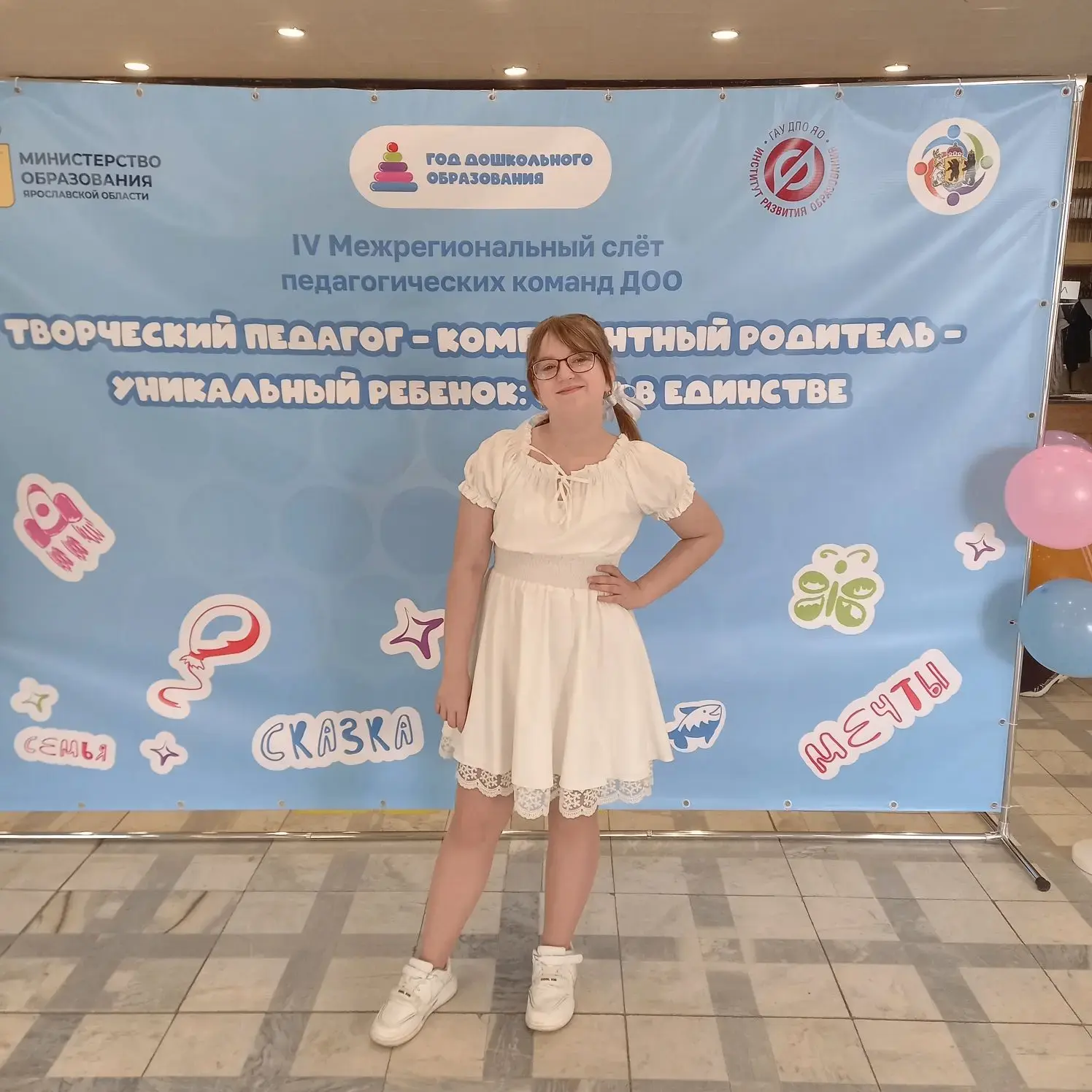 2 июня Наталья Кокорина, солистка студии эстрадного вокала "Капель", приветствовала уча...