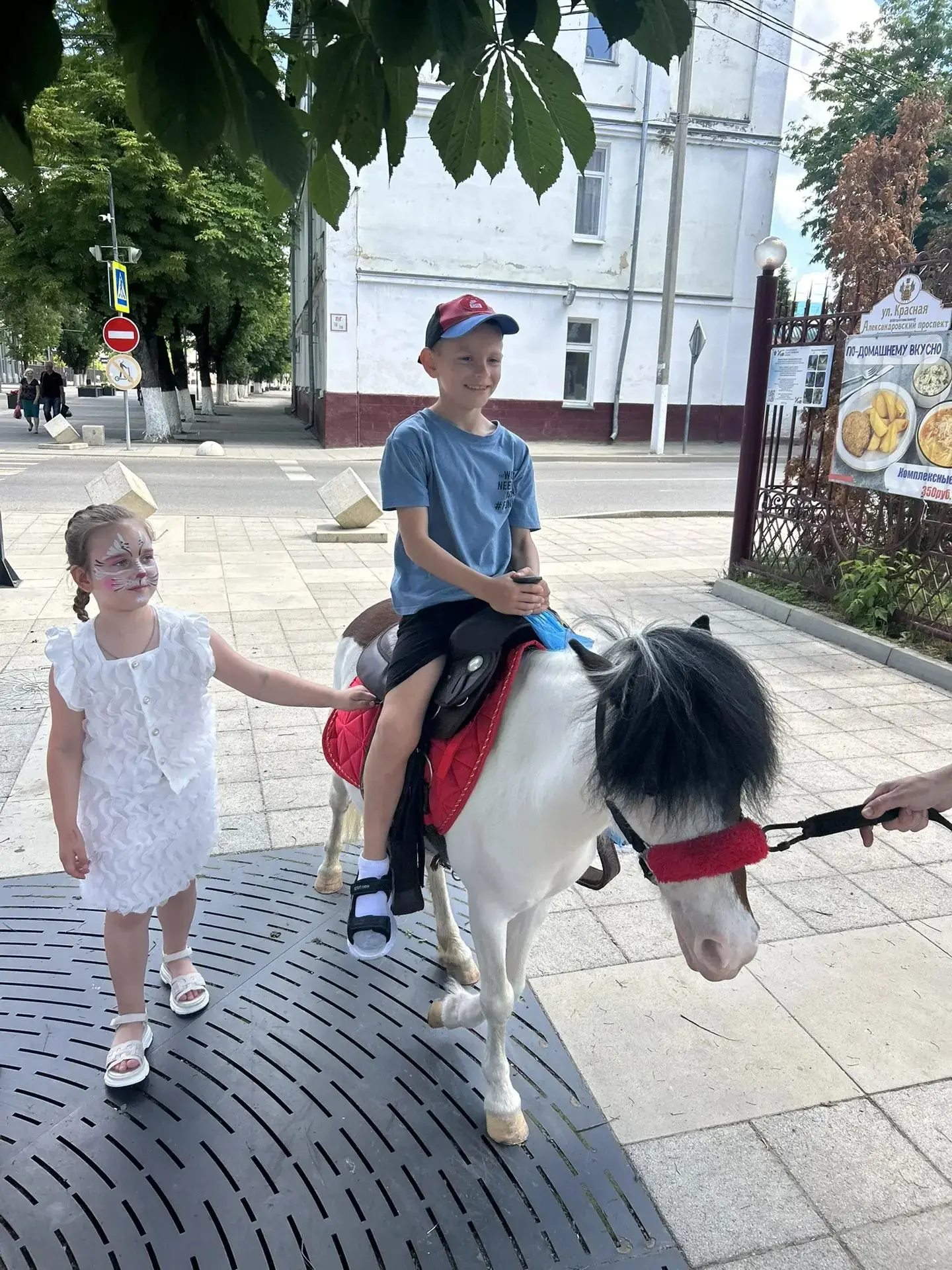 В период летних каникул ученик 1А класса Мамодюсов Юсуф совершает пешие прогулки и экскурсии по родн