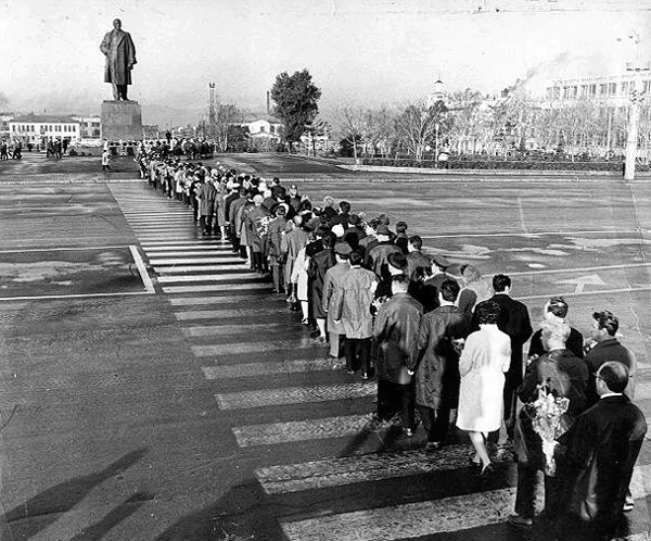И здесь очередь

Сахалинская область, город Южно-Сахалинск

1984 год

Десятиметровый памятник Ленину