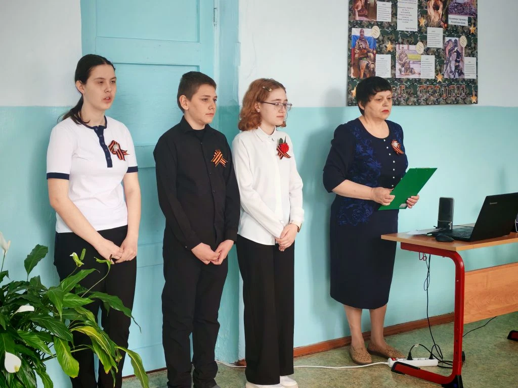 Учащиеся нашей школы приняли участие в патриотической акции «Часовой у Знамени Победы»!