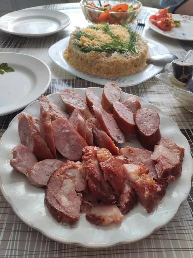 кто так же хочет праздничный стол украсить вкуснейшей колбаской, пишите Юрию)) пальчики...