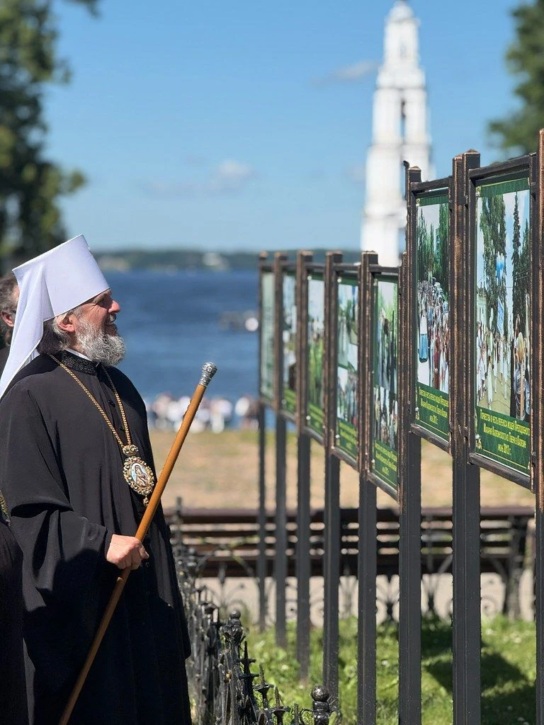 Также 21 июня митрополит Тверской и Кашинский Амвросий посетил Монастырский остров
В храме у мощей п