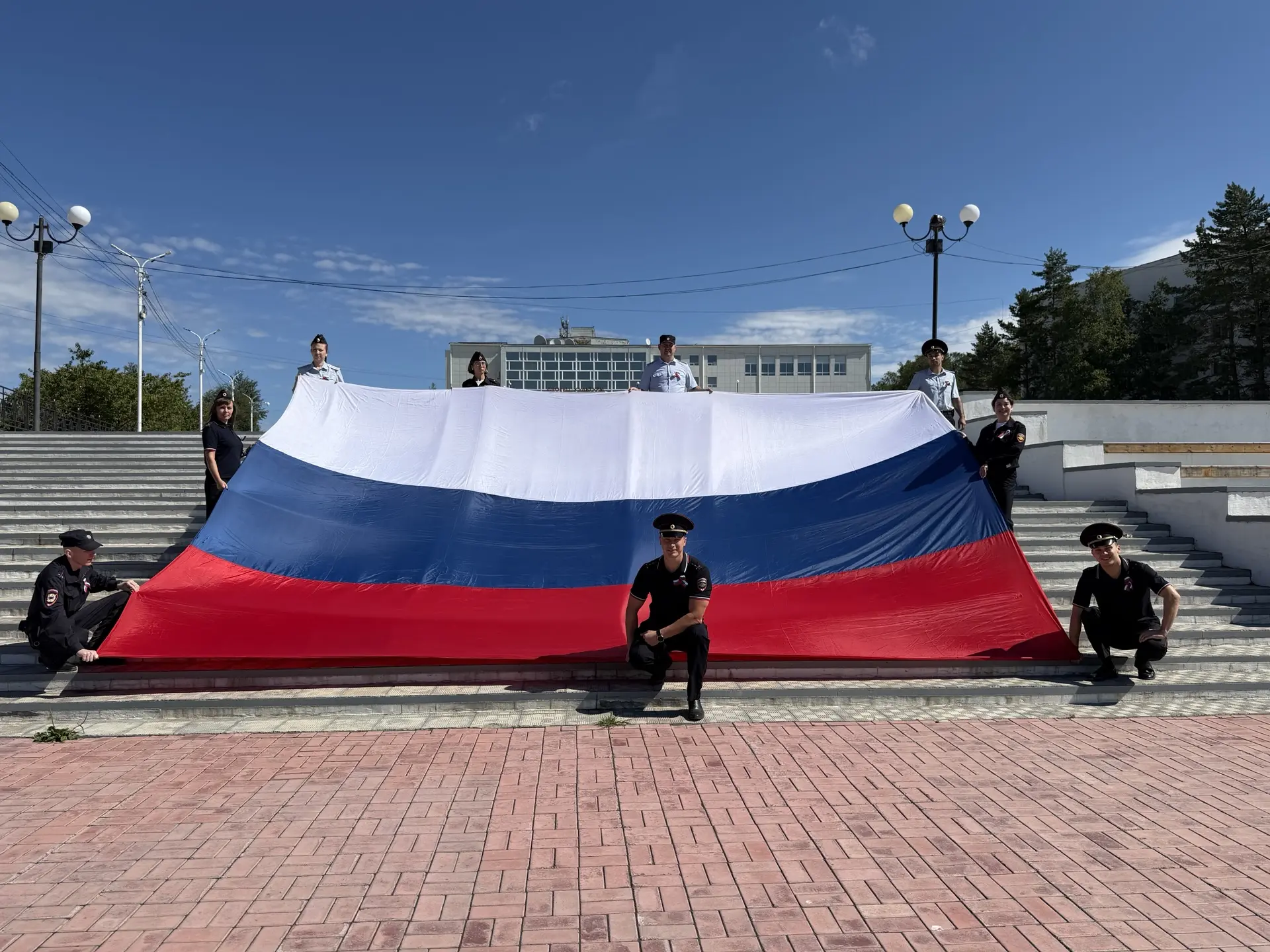 🇷🇺 10-МЕТРОВЫЙ ТРИКОЛОР В СЕРДЦЕ АМУРСКА: ПОЛИЦЕЙСКИЕ ПРОВЕЛИ ПАТРИОТИЧЕСКУЮ АКЦИЮ!