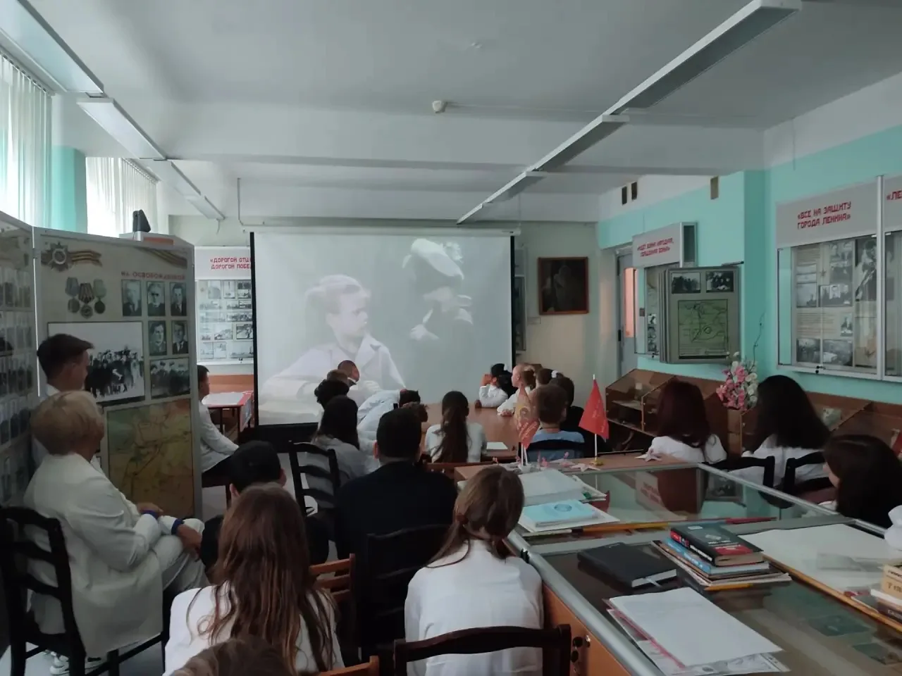 День знаний - праздник школьников и учителей, а также студентов и преподавателей, у кот...